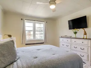 Cambridge Apt in Walkable Neighborhood