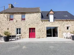 Family house and renovated old bakehouse