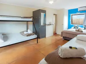 Beachcomber Lodge & Backpacker