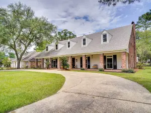 Stunning Baton Rouge Home w/ Pool: Near LSU!