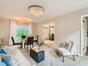 Charming Single Level 4 Bedrooms Gresham Home Near Pdx, Edgefield and Mt Hood