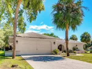 Spring Hill Home: Private Pool, 9 Mi to Beach!