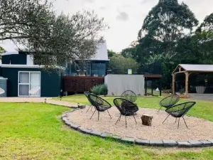 Gorgeous 3 bedroom raked ceiling cabin on the hill