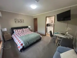#1 Waddell St Studio Apartments