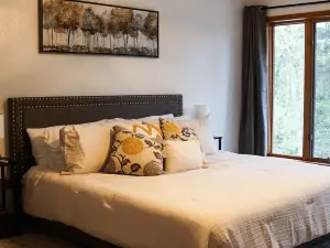 The Bunkhouse- fire pit, waterfall, games, private retreat for the family!