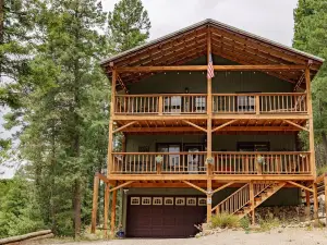 Spacious, Mystic Woodlands Lodge