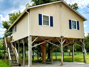 Spring River Waterfront Cabin - Walking Distance to Downtown Hardy & Loberg Park