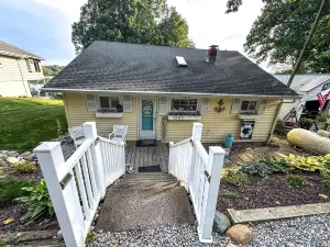 Modern lake house with sandy beach! Perfect for families/couples!