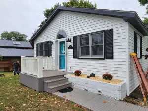 Waterfront Lake House, 20 person Tiki, Outdoor firepit, & Great location!