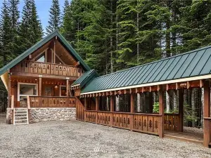Snoqualmie Pass Ski Cabin w/Hot Tub and Bonus Tree House!