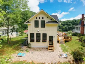 Modern Historic Farmhouse < .5 mi to Omni Homestead, Brewery + Fast Wifi!