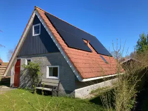 Cozy House ‘Heide’ (6p.) at a Canal Near Lake Lauwersmeer
