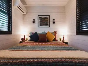 The Hacienda Beautiful New Container Home 12 Min to Magnolia