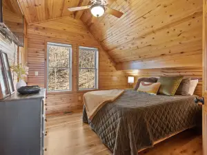 Tranquil Sanctuary - Hot Tub, WiFi, Mountain Views