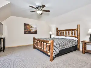 Stunning Sandy Frontage and Cozy Hangout Space - Gorgeous Lakefront Haven