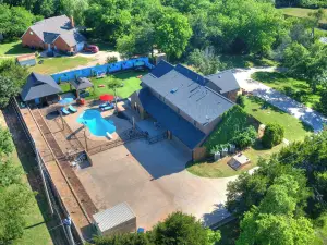 HEATED POOL, HOT TUB, AMAZING TURF, GAMES GALORE LUXURY VILLA IN OKC