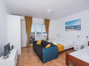 Apartments by the Sea Semy