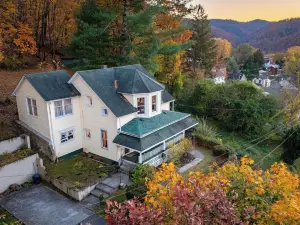 The Top of the Town - Large comfortable dog friendly home. Fish, Hike, Float!