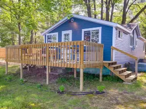 Pet-Friendly Kalkaska Cottage on Lake Crawford!