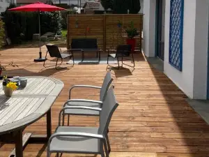 Les 4 flocons, avec piscine extérieure chauffée à 100m du lac et du centre , wifi, parking, sauna