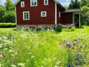 Naturskön stuga med närhet till sjö