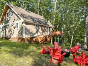 Modern Cabin w Hot Tub & Indoor Pool Gym Access!