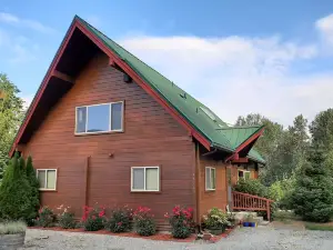 Lovely A-frame Cabin Style Home along the Skagit River