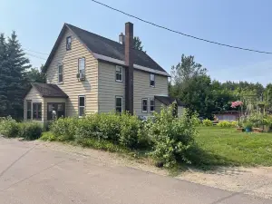 Great Property, close to trails.