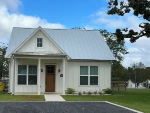 Clean, Modern Cottage close to the Vine & Round Top. The perfect country retreat