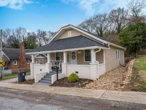 Cheerful Pet-Friendly Bungalow 1 Block from Downtown Laurens