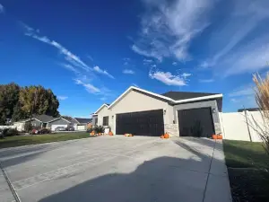 Private Western Up Fit With Hot Tub & EV Charging