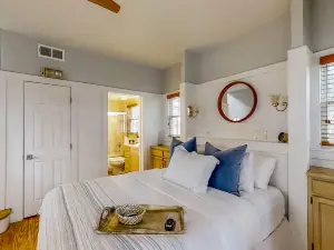 Idyllic Cottage with Access to Pool, Hot Tub, Fitness Center & Floating Docks