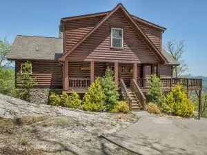 Expansive Year Round Views and Cozy Amenities - Stunning Mountain Retreat