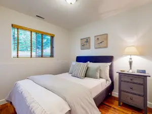 Tranquil & charming retreat with patio & W/D - near river access, parks & trails