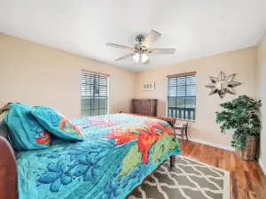 Adorable home with lots of space - close to the Gulf & ferry