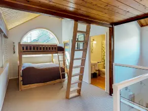 Well-equipped condo with WiFi - great location near skiing