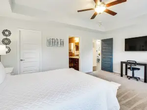 1 Mi to Shopping District: Chic Springfield Home