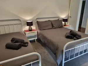 2 bedroom house Central Nagambie sleeps 5. Walking distance to lake and shops.