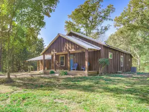 Smart TV and Spacious Yard Peaceful Pope Retreat