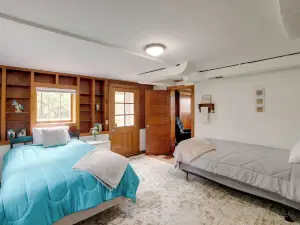 Cozy Hillsdale Home ~ 1 Mi to Baw Beese Lake!