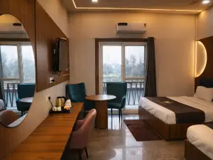 The Heaven Wood Farms - A Luxury Resort with Pool & Premium Room