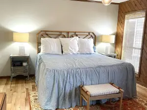Updated lake house on beautiful Bear Creek!