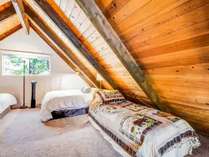 Wonderful lakefront cabin & guesthouse with mountain view & private dock