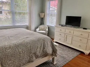 Fabulous Family Vacation Home! Bikes! Walk to Lake House! Pet Friendly! Amenity Cards!