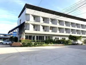 โรงแรม ธวัช