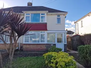 Lovely 3 Bedroom Holiday Home with Free Parking