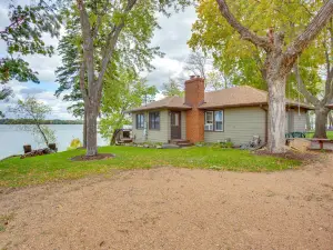 Waterfront Howard Lake Vacation Rental w/ Dock