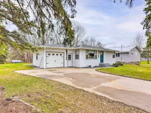 Charming Retreat w/ Deck - Walk to Lake Pepin