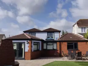 Hill Road House - 5 Bed Detached Home, with Spa
