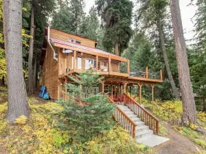 Alpine Lake Escape on Fish Lake 3 Bedroom Home by NW Comfy Cabins by RedAwning